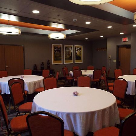 Hampton Inn Клинтон Экстерьер фото